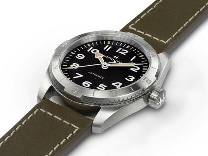 Hamilton Khaki Field Expedition Automatik Edelstahl 37mm schwarzes Zifferblatt olivgrünes Lederband – Herrenuhren Uhr ohne Datum aus Edelstahl und Leder. Das Gehäuse ist rund und silber. Das Lederarmband ist grün. Das Zifferblatt ist arabisch und schwarz. – Ansicht 3