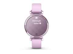 Garmin Lily 2 Smartwatch Aluminium eloxiert 35mm fliederfarbenes Display fliederfarbenes Silikonband – Damenuhren Uhr Multifunktion aus eloxiertes Aluminium, Kunststoff und Polyamid. Das Gehäuse ist rund und lila. Das Kautschuk / Kunststoff / Silikon Armband ist lila. Das Zifferblatt ist digital und lila. – Ansicht 3