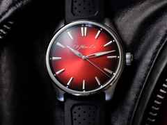 H. Moser & Cie. Pioneer Centre Seconds Rot Fumé Automatik Edelstahl 42,8mm rotes Zifferblatt schwarzes Kautschukband – Herrenuhren Uhr ohne Datum aus Edelstahl. Das Gehäuse ist rund und silber. Das Kautschuk / Kunststoff / Silikon Armband ist schwarz. Das Zifferblatt ist ein Index in rot. – Ansicht 4