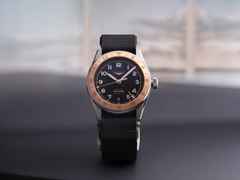 Longines Spirit Zulu Time 1925 Automatik Edelstahl 39mm schwarzes Zifferblatt Metallband – Herrenuhren Uhr mit Datum aus 750 Rotgold und Edelstahl. Das Gehäuse ist rund und silber. Das Edelstahlarmband ist silber. Das Zifferblatt ist arabisch Index und schwarz. – Ansicht 9