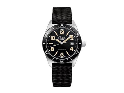 Glashütte Original SeaQ Automatik Edelstahl 40mm schwarzes Zifferblatt schwarzes Textilband – Herrenuhren Uhr mit Datum aus Edelstahl. Das Gehäuse ist rund und silber. Das Textilarmband ist schwarz. Das Zifferblatt ist arabisch Index und schwarz.