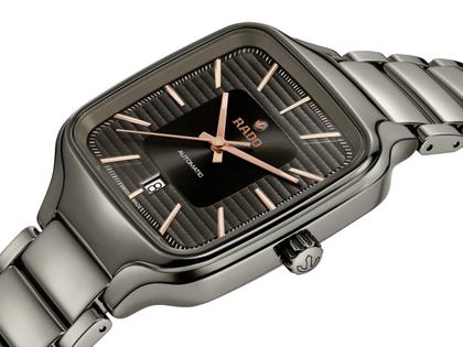 Rado True Square Automatic Keramik grau 38mm Keramikband grau – Damenuhren Uhr mit Datum aus Keramik und Titan. Das Gehäuse ist quadratisch und grau. Das Keramikarmband ist grau. Das Zifferblatt ist ein Index in grau. – Ansicht 2