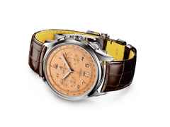 Breitling Premier B01 Chronograph 42 Automatik Edelstahl lachsfarbenes Zifferblatt braunes Lederband – Herrenuhren Chronograph aus Edelstahl und Leder. Das Gehäuse ist rund und silber. Das Lederarmband Kroko / Alligator ist braun. Das Zifferblatt ist arabisch und orange. – Ansicht 3