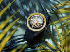 Rado Captain Cook High-Tech Ceramic Skeleton Limited Edition Gelb Automatik Keramik 43mm skelettiertes Zifferblatt blaues Kautschukband – Herrenuhren Uhr ohne Datum aus Edelstahl, Kautschuk, Keramik, PVD beschichtet und Titan. Das Gehäuse ist rund und blau. Das Kautschuk / Kunststoff / Silikon Armband ist blau. Das Zifferblatt ist ein Index in grau. – Ansicht 5