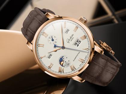 Glashütte Original Senator Excellence Ewiger Kalender Automatik Rotgold 42mm silbernes Zifferblatt braunes Lederband – Herrenuhren Uhr mit Kalender aus 750 Rotgold. Das Gehäuse ist rund und roségold. Das Lederarmband Kroko / Alligator ist braun. Das Zifferblatt ist römisch und silber. – Ansicht 2