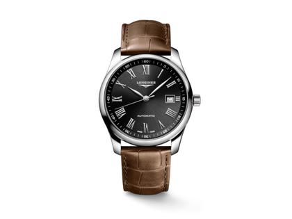 Longines Master Collection Automatik Edelstahl 40mm schwarzes Zifferblatt braunes Lederband – Herrenuhren Uhr mit Datum aus Edelstahl. Das Gehäuse ist rund und silber. Das Lederarmband ist braun. Das Zifferblatt ist römisch und schwarz.
