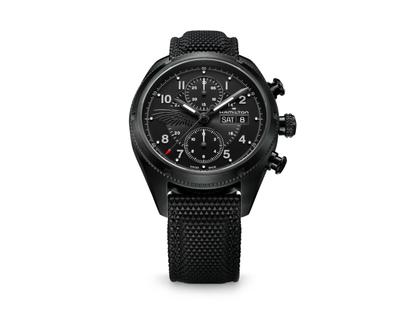 Hamilton Khaki Field Auto Chrono Resident Evil Requiem Limited Edition Automatik Edelstahl PVD-Schwarz 42mm schwarzes Zifferblatt Kautschukband – Herrenuhren Chronograph aus Edelstahl und PVD beschichtet. Das Gehäuse ist rund und schwarz. Das Kautschuk / Kunststoff / Silikon Armband ist schwarz. Das Zifferblatt ist arabisch Index und schwarz. – Ansicht 2