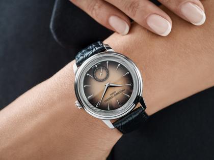 Frederique Constant Classics Moneta Handaufzug Edelstahl 38,5mm braunes Zifferblatt schwarzes Lederband limitiert – Herrenuhren Uhr ohne Datum aus Edelstahl und Leder. Das Gehäuse ist rund und silber. Das Lederarmband ist schwarz. Das Zifferblatt ist ein Index in braun. – Ansicht 9