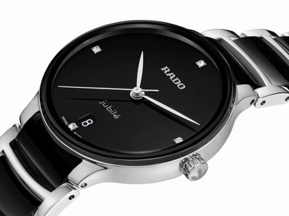 Rado Centrix Diamonds Quarz Edelstahl 35mm schwarzes Zifferblatt mit Brillanten schwarzes Keramikband – Damenuhren Uhr mit Datum aus Edelstahl und Keramik. Das Gehäuse ist rund und silber. Das Keramikarmband ist schwarz. Das Zifferblatt ist ein Index in schwarz. – Ansicht 2