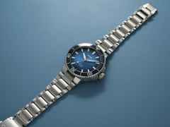 Oris Aquis Date Calibre 400 Automatik Edelstahl 41,5mm blaues Zifferblatt Metallband – Herrenuhren Uhr mit Datum aus Edelstahl. Das Gehäuse ist rund und silber. Das Edelstahlarmband ist silber. Das Zifferblatt ist ein Index in blau. – Ansicht 9
