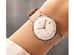 Junghans Max Bill Kleine Automatic Edelstahl 34mm silbernes Zifferblatt braunes Lederband – Damenuhren Uhr mit Datum aus Edelstahl. Das Gehäuse ist rund und silber. Das Lederarmband ist braun. Das Zifferblatt ist arabisch Index und silber. – Ansicht 5
