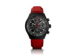 Porsche Design Chronograph 1 - All Black Numbered Edition Automatik Titan Schwarz-TiC 40mm schwarzes Zifferblatt rotes Lederband – Herrenuhren Chronograph aus Leder, Titan und Titancarbid beschichtet. Das Gehäuse ist rund und schwarz. Das Lederarmband ist rot. Das Zifferblatt ist ein Index in schwarz.