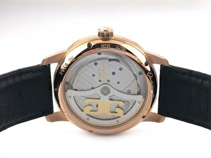 Glashütte Original PanoMaticInverse Automatik Rotgold 42mm silbernes Zifferblatt schwarzes Lederband 1-91-02-01-05-62 Full Set Occasion Refurbished – Herrenuhren Uhr mit Datum aus 750 Rotgold und 925 Silber. Das Gehäuse ist rund und rotgold. Das Lederarmband Kroko / Alligator ist schwarz. Das Zifferblatt ist ein Index in silber. – Ansicht 2