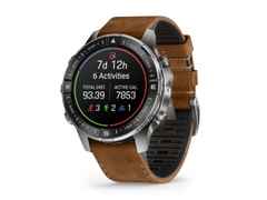 Garmin MARQ Adventurer Gen 3 Titan 47mm digitales Display braunes Lederband – Herrenuhren Uhr Multifunktion aus Keramik, Leder und Titan. Das Gehäuse ist rund und grau. Das Lederarmband ist braun. Der Zifferblatt ist digital. – Ansicht 2