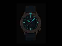 Sinn Spezialuhren T50 GOLDBRONZE B Limited Edition Automatik Bronze 41mm blaues Zifferblatt blaues Textilband – Herrenuhren Uhr mit Datum aus Bronze und Titan. Das Gehäuse ist rund und bronze. Das Textilarmband ist blau. Das Zifferblatt ist ein Index in blau. – Ansicht 4