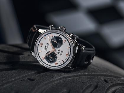 Union Glashütte Noramis Chronograph Gaisbergrennen 2023 Limitierte Edition Automatik Edelstahl 42mm silberfarbenes Zifferblatt schwarzes Lederband – Herrenuhren Chronograph aus Edelstahl. Das Gehäuse ist rund und silber. Das Lederarmband ist schwarz. Das Zifferblatt ist arabisch Index und silber. – Ansicht 5