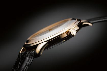Glashütte Original Sixties Automatik Roségold 39mm silberfarbenes Zifferblatt schwarzes Lederband – Herrenuhren Uhr ohne Datum aus 750 Rotgold. Das Gehäuse ist rund und roségold. Das Lederarmband Kroko / Alligator ist schwarz. Das Zifferblatt ist arabisch Index und silber. – Ansicht 3