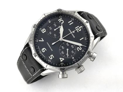 Junghans Meister Pilot Chronoscope Automatik Edelstahl 43mm schwarzes Zifferblatt schwarzes Lederband 27/3590.00 Full Set Occasion – Herrenuhren Chronograph aus Edelstahl. Das Gehäuse ist rund und silber. Das Lederarmband ist schwarz. Das Zifferblatt ist arabisch Index und schwarz. – Ansicht 4