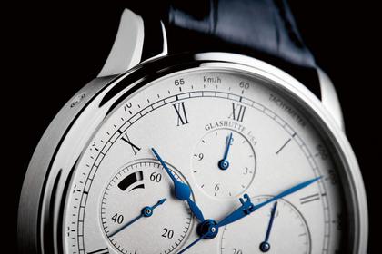 Glashütte Original Senator Chronograph Panoramadatum Automatik Platin 42mm weißes Zifferblatt blaues Lederband – Herrenuhren Chronograph aus 950 Platin. Das Gehäuse ist rund und silber. Das Lederarmband Kroko / Alligator ist blau. Das Zifferblatt ist römisch und silber. – Ansicht 3
