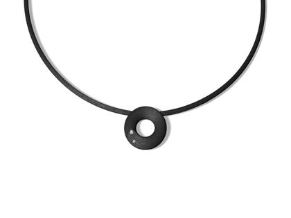 André Ribeiro Collier Kautschuk 42cm mit Brillanten 0,030ct – Halsschmuck Collier in schwarz und aus 750 Weißgold, Edelstahl und Kautschuk.