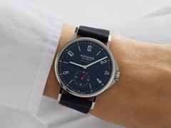 Nomos Glashütte Ahoi neomatik 38 Datum Atlantik Automatik Edelstahl dunkelblaues Zifferblatt dunkelblaues Textilband Glasboden – Herrenuhren Uhr mit Datum aus Edelstahl. Das Gehäuse ist rund und silber. Das Textilarmband ist blau. Das Zifferblatt ist arabisch Index und blau. – Ansicht 9