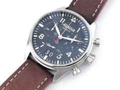 Juwelier Roller Startimer Pilot Chronograph Quarz Edelstahl 44mm blaues Zifferblatt Lederband AL-372N4S6 Full Set Occasion Neu – Herrenuhren Uhr mit Datum aus Edelstahl. Das Gehäuse ist rund und silber. Das Lederarmband ist braun. Das Zifferblatt ist arabisch Index und blau. – Ansicht 4