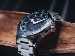 Mühle Glashütte Sportivo Travel GMT Automatik Edelstahl 42,5mm schwarzes Zifferblatt Metallband – Herrenuhren Uhr mit Datum aus Edelstahl und Keramik. Das Gehäuse ist rund und silber. Das Edelstahlarmband ist silber. Das Zifferblatt ist arabisch Index und schwarz. – Ansicht 2