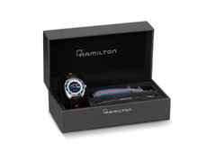 Hamilton American Classic Pan Europe Automatik Edelstahl 42 mm blau Lederband schwarz – Herrenuhren Uhr mit Datum aus Edelstahl und Leder. Das Gehäuse ist rund und silber. Das Lederarmband ist schwarz. Das Zifferblatt ist ein Index in blau. – Ansicht 8