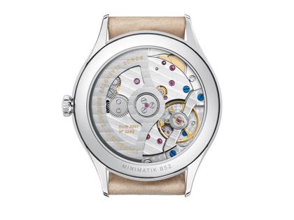 Nomos Glashütte Minimatik neomatik 35 Champagner Automatik Edelstahl 35mm beiges Zifferblatt beiges Lederband – Damenuhren Uhr ohne Datum aus Edelstahl. Das Gehäuse ist rund und silber. Das Lederarmband ist braun. Das Zifferblatt ist arabisch Index und beige. – Ansicht 3