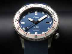 Sinn Spezialuhren U50 B Automatik U-Boot-Stahl 41mm blaues Zifferblatt blaues Textilband – Herrenuhren Uhr mit Datum aus Edelstahl und Metall. Das Gehäuse ist rund und grau. Das Textilarmband ist blau. Das Zifferblatt ist ein Index in blau. – Ansicht 4