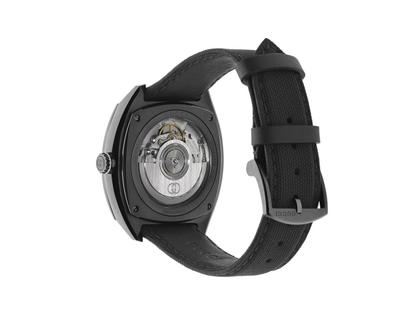 Gucci Interlocking Automatik Edelstahl PVD-Schwarz 41mm schwarzes Zifferblatt schwarzes Textilband YA142330 – Herrenuhren Uhr ohne Datum aus Edelstahl und PVD beschichtet. Das Gehäuse ist rund und schwarz. Das Textilarmband ist schwarz. Das Zifferblatt ist ein Index in schwarz. – Ansicht 2