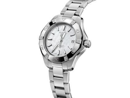 TAG Heuer Aquaracer Professional 200 Solargraph Quarz Edelstahl 34mm weißes Perlmutt-Zifferblatt Metallband – Damenuhren Uhr mit Datum aus Edelstahl. Das Gehäuse ist rund und silber. Das Edelstahlarmband ist silber. Das Zifferblatt ist ein Index in weiß. – Ansicht 2