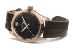 Hamilton Khaki Field The Odyssey Limited Edition Automatik Bronze 42mm schwarzes Zifferblatt braunes Lederband – Herrenuhren Uhr ohne Datum aus Bronze, Leder und Titan. Das Gehäuse ist rund und bronze. Das Lederarmband ist braun. Das Zifferblatt ist ohne Zeichen und schwarz. – Ansicht 4