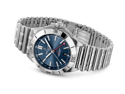 Breitling Chronomat Automatic GMT 40 Edelstahl blaues Zifferblatt Metallband – Herrenuhren Uhr mit Datum aus Edelstahl. Das Gehäuse ist rund und silber. Das Edelstahlarmband ist silber. Das Zifferblatt ist ein Index in blau. – Ansicht 2