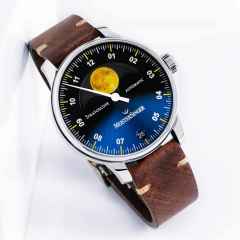MeisterSinger Stratoscope Automatik Edelstahl blaues Zifferblatt Gold braunes Lederband – Herrenuhren Uhr mit Datum aus Edelstahl. Das Gehäuse ist rund und silber. Das Lederarmband ist braun. Das Zifferblatt ist arabisch Index und blau. – Ansicht 2