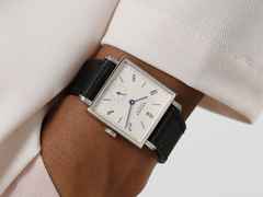 Nomos Glashütte Tetra 27 Weiss Handaufzug Edelstahl 27mm weißes Zifferblatt schwarzes Lederband Stahlboden – Damenuhren Uhr ohne Datum aus Edelstahl und Leder. Das Gehäuse ist quadratisch und silber. Das Lederarmband ist schwarz. Das Zifferblatt ist arabisch Index und weiß. – Ansicht 8