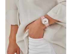 Junghans Meister Damen Automatic Edelstahl 33mm rosa Zifferblatt rosa Lederband – Damenuhren Uhr ohne Datum aus Edelstahl. Das Gehäuse ist rund und silber. Das Lederarmband ist rosa. Das Zifferblatt ist ein Index in rosa. – Ansicht 3