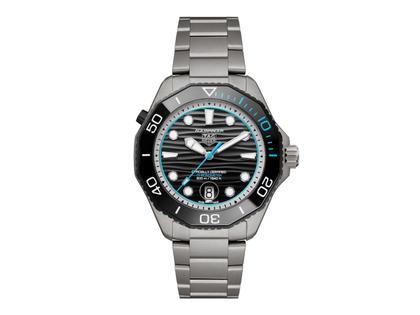 TAG Heuer Aquaracer Professional 500 Date Automatik Titan 42mm schwarzes Zifferblatt Metallband limitiert – Herrenuhren Uhr mit Datum aus Keramik und Titan. Das Gehäuse ist rund und silber. Das Titanarmband ist silber. Das Zifferblatt ist ein Index in schwarz.