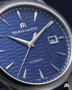 Maurice Lacroix 1975 Legacy Vagues Du Jura Date Automatik Edelstahl 40mm blaues Zifferblatt blaues Lederband limitiert – Herrenuhren Uhr mit Datum aus Edelstahl und Leder. Das Gehäuse ist rund und silber. Das Edelstahlarmband ist blau. Das Zifferblatt ist ein Index in blau. – Ansicht 3