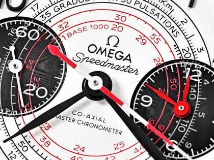 Omega Speedmaster Chronoscope Handaufzug Edelstahl 43mm silbernes Zifferblatt schwarzes Lederband – Herrenuhren Chronograph aus Aluminium und Edelstahl. Das Gehäuse ist rund und silber. Das Lederarmband ist schwarz. Das Zifferblatt ist arabisch Index und silber. – Ansicht 3