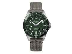 Glashütte Original SeaQ Panoramadatum Automatik Edelstahl 43mm grünes Zifferblatt graues Textilband – Herrenuhren Uhr mit Datum aus Edelstahl und Keramik. Das Gehäuse ist rund und silber. Das Textilarmband ist grau. Das Zifferblatt ist arabisch Index und grün.