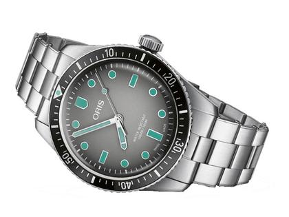 Oris Divers Sixty-Five Automatik Edelstahl 40mm graues Zifferblatt Metallband – Herrenuhren Uhr ohne Datum aus Edelstahl. Das Gehäuse ist rund und silber. Das Edelstahlarmband ist silber. Das Zifferblatt ist ein Index in grau. – Ansicht 2