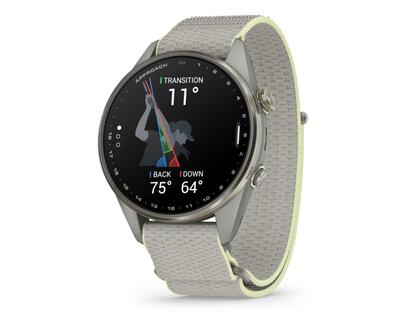 Garmin Approach S72 Titan Grau-DLC 47mm digitales Display graues Textilband – Herrenuhren Uhr Multifunktion aus Keramik und Kunststoff. Das Gehäuse ist rund und grau. Das Textilarmband ist grau. Das Zifferblatt ist digital und schwarz. – Ansicht 2