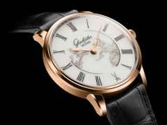 Glashütte Original Senator Meissen Mystic Maison Automatik Roségold 40mm weißes Porzellan-Zifferblatt schwarzes Lederband limitiert – Herrenuhren Uhr ohne Datum aus 750 Rotgold und Leder. Das Gehäuse ist rund und roségold. Das Lederarmband Kroko / Alligator ist schwarz. Das Zifferblatt ist römisch und weiß. – Ansicht 2