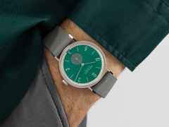 Nomos Glashütte Tangente 38 Datum "175 Years Watchmaking - Schlossgrün" Handaufzug Edelstahl grünes Zifferblatt graues Textilband Glasboden – Herrenuhren Uhr mit Datum aus Edelstahl. Das Gehäuse ist rund und silber. Das Textilarmband ist grau. Das Zifferblatt ist arabisch Index und grün. – Ansicht 7