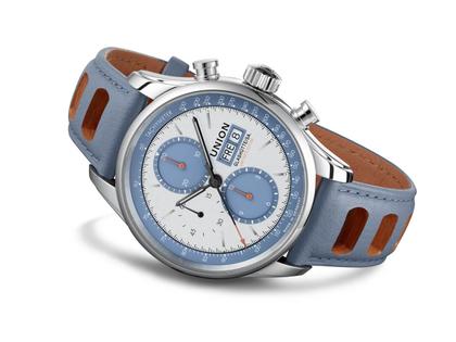Union Glashütte Viro Chronograph Silvretta Classic 2021 Limited Edition Automatik Edelstahl 44mm weiß-blaues Zifferblatt blaues Lederband – Herrenuhren Chronograph aus Edelstahl. Das Gehäuse ist rund und silber. Das Lederarmband ist blau. Das Zifferblatt ist ein Index in blau. – Ansicht 3