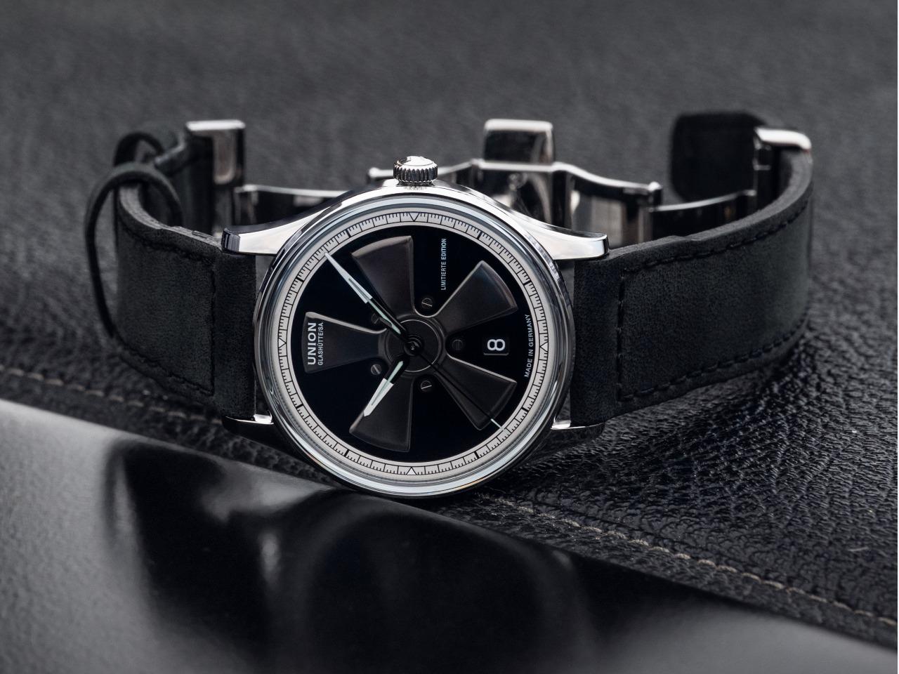 Union Glashütte Noramis Datum Petro Surf 2026 Limitierte Edition Automatik Edelstahl 40mm Felgendesign Zifferblatt schwarzes Lederband – Herrenuhren Uhr mit Datum aus Edelstahl und Leder. Das Gehäuse ist rund und silber. Das Lederarmband ist schwarz. Das Zifferblatt ist ohne Zeichen und schwarz. – Ansicht 6