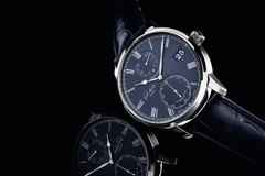 Glashütte Original Senator Chronometer Handaufzug Weißgold 42mm blaues Zifferblatt blaues Lederband – Herrenuhren Uhr mit Datum aus 750 Weißgold. Das Gehäuse ist rund und silber. Das Lederarmband Kroko / Alligator ist blau. Das Zifferblatt ist römisch und blau. – Ansicht 2