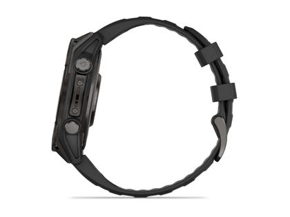 Garmin fenix 8 47mm AMOLED faserverstärktes Polymer Titan carbongrau beschichtet schwarzes Kautschukband – Herrenuhren Uhr Multifunktion aus DLC beschichtet, Kautschuk und Titan. Das Gehäuse ist rund und grau. Das Kautschuk / Kunststoff / Silikon Armband ist schwarz. Das Zifferblatt ist digital und schwarz. – Ansicht 3
