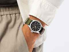 Hamilton Khaki Field Mechanical Power Reserve Handaufzug Edelstahl 40mm schwarzes Zifferblatt grünes Textilband – Herrenuhren Uhr ohne Datum aus Edelstahl. Das Gehäuse ist rund und silber. Das Textilarmband ist grün. Das Zifferblatt ist arabisch und schwarz. – Ansicht 6